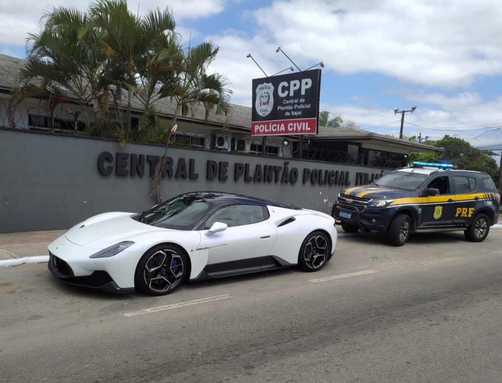 Em SC homem com CNH suspensa é flagrado dirigindo carro superesportivo com placas escondidas