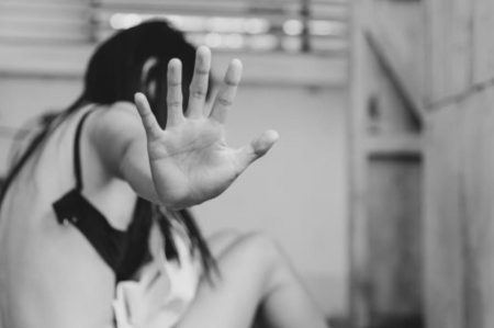 Pai que abusava sexualmente da filha é condenado a 23 anos de prisão em SC