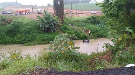 Idoso perde controle de veículo, cai em rio de SC e morre junto com a esposa: filho sobreviveu