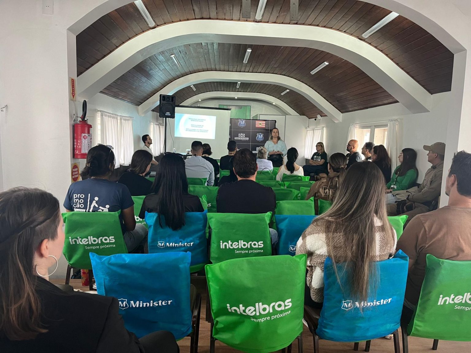 Organização da Oktoberfest Blumenau participa de treinamento sobre o Transtorno do Espectro Autista