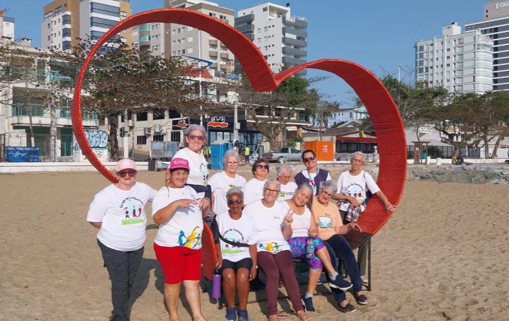 Em Piçarras Secretaria de Saúde promove a 2ª Caminhada do Idoso