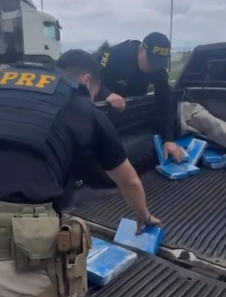 Mulher com pick-up de SC é presa no RS com mais de 30 quilos de cocaína