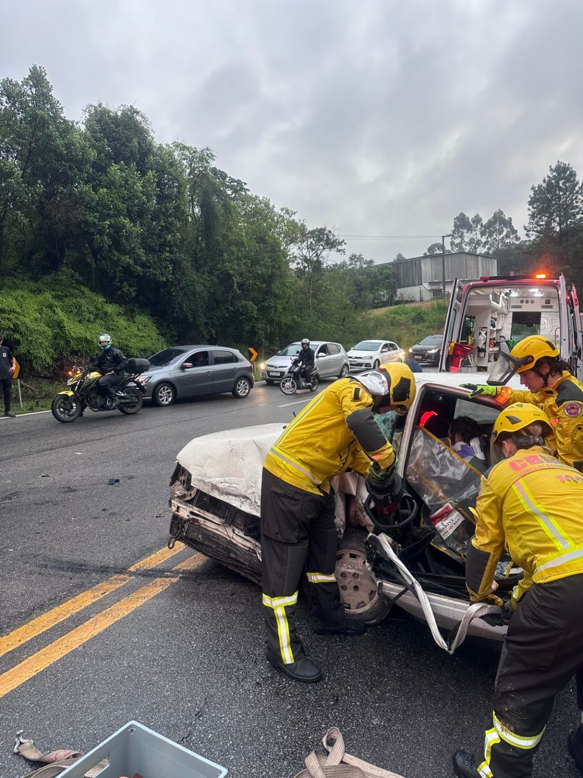 Acidente na BR-282 deixa condutor encarcerado após colisão entre caminhão e automóvel