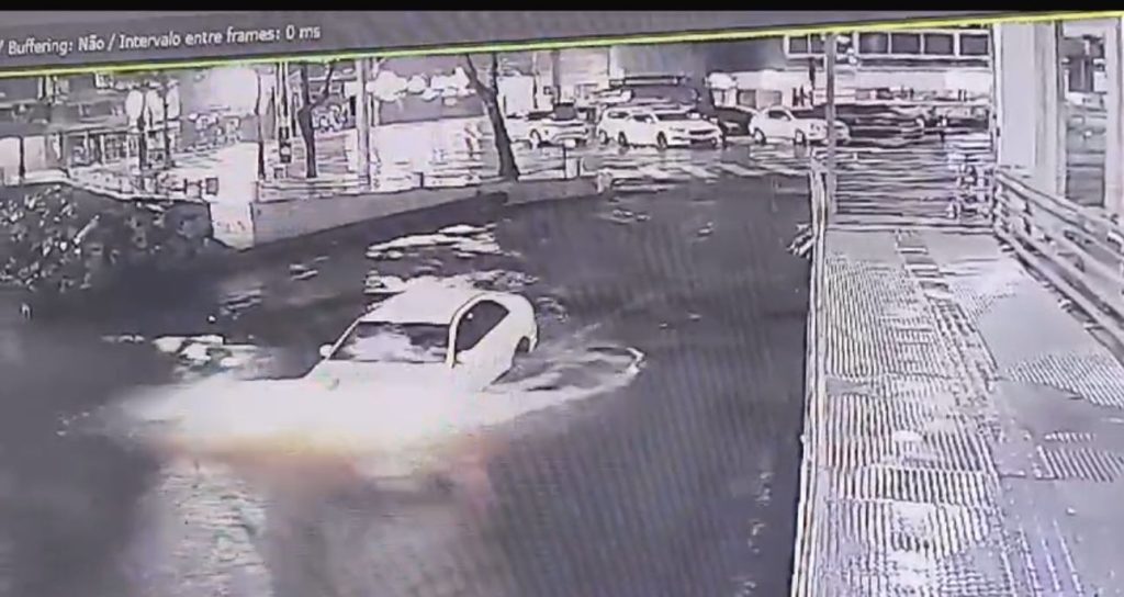VÍDEO – Cadáver é encontrado dentro de carro após 5 dias submerso em Balneário Camboriú