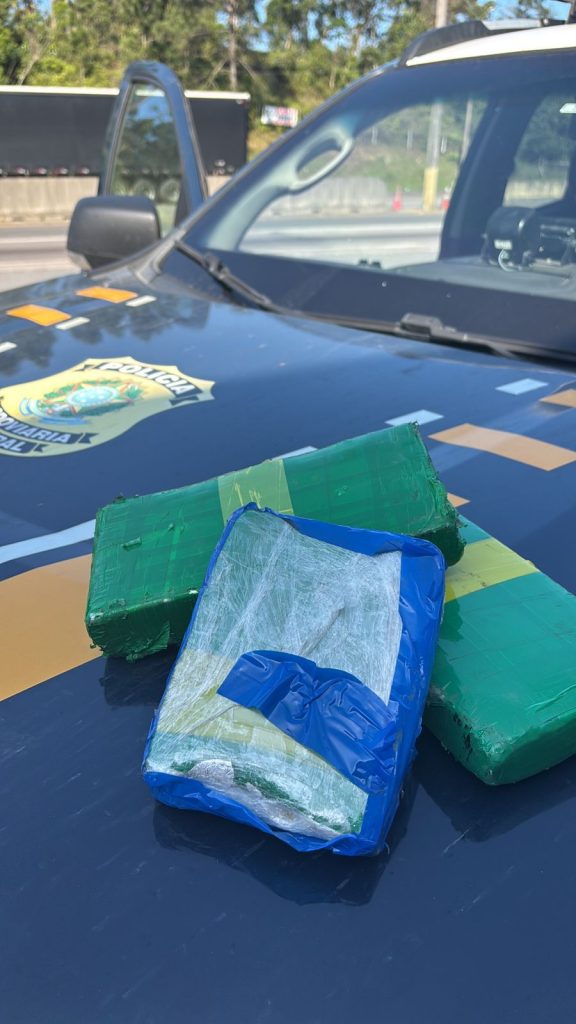 VÍDEO – Jovens de 20 anos são presas com carga milionária de cocaína em Barra Velha