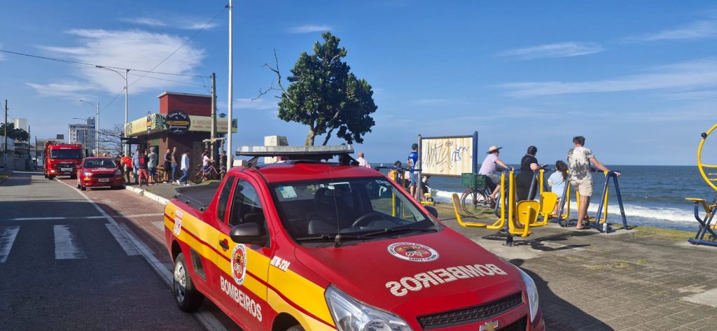 VÍDEOS – Jovem desaparece em praia de Barra Velha ao lado de posto Guarda Vidas desativado