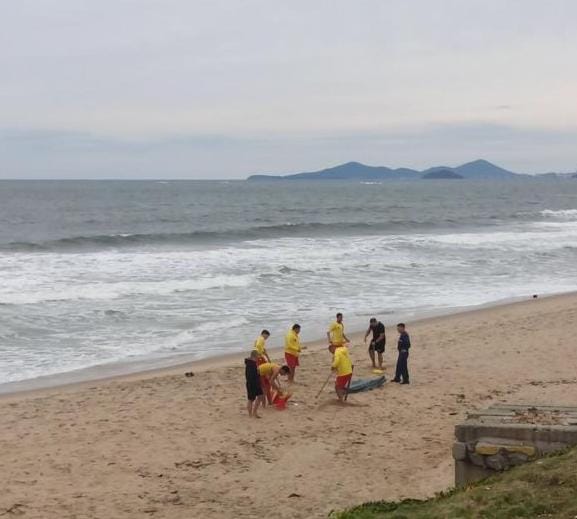 O cadáver foi localizado na faixa de areia, distante 150 metros do posto Guarda-Vidas 03, também desativado.