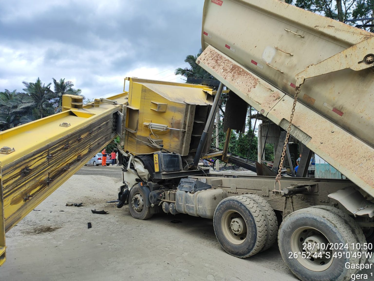 Motorista morre esmagado após esquecer caçamba levantada