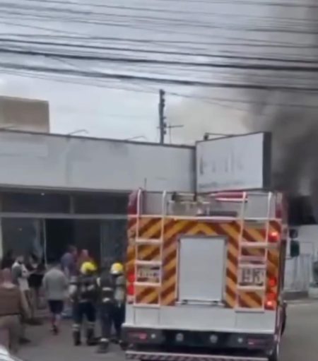 Incêndio atinge residência no litoral após conflito entre moradores