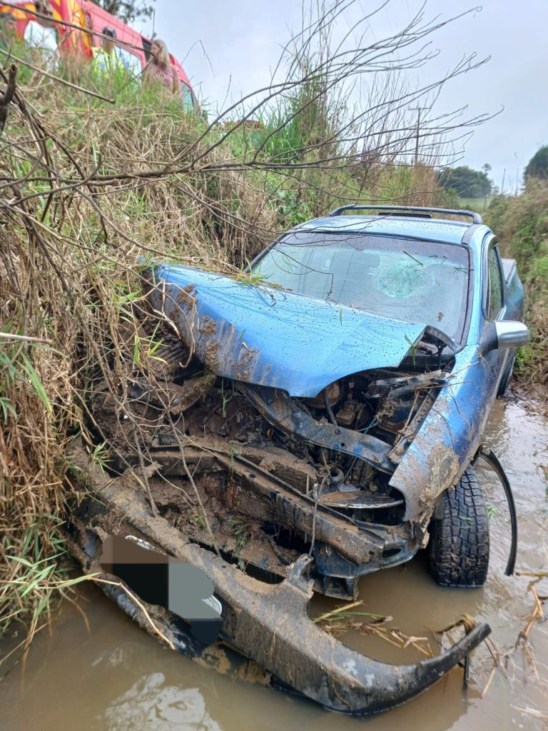 Motorista é resgatada após sair da pista e cair em córrego no interior de Santa Catarina