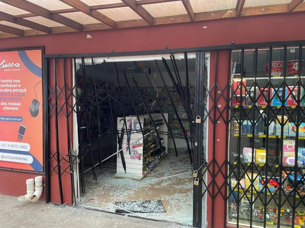 Bandidos usam camionete furtada em SC para invadir loja: pai e filho são detidos