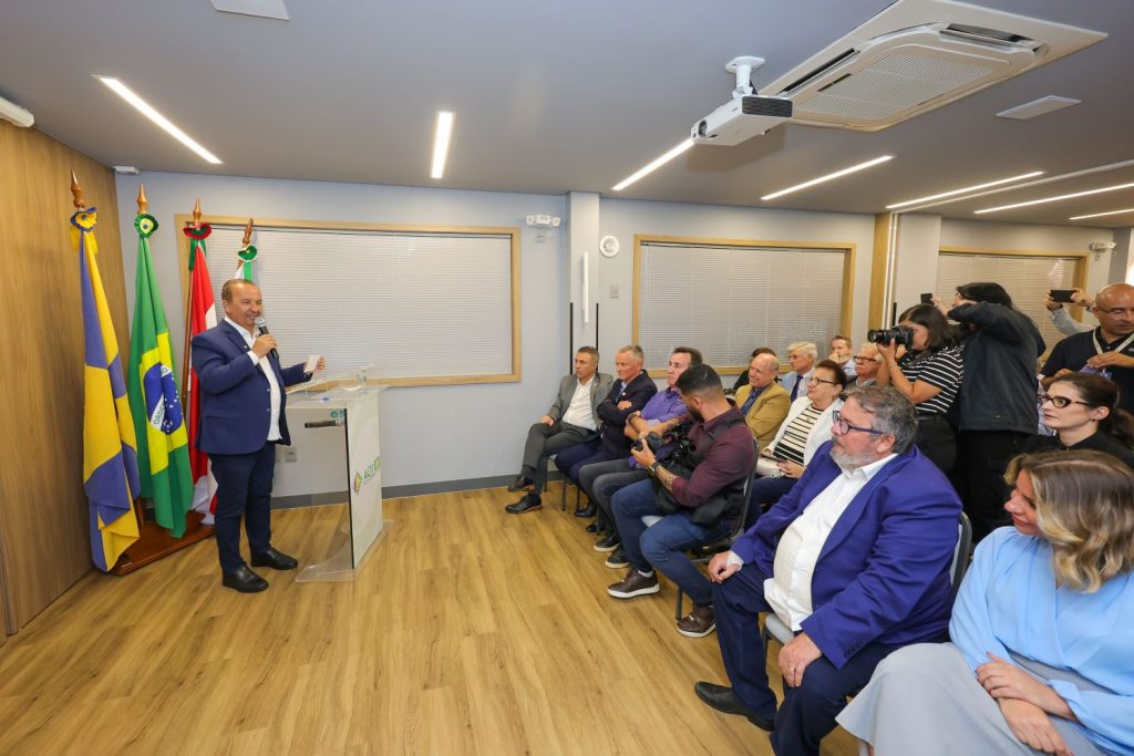 Governador de SC assina ordem de serviço para obras da rodovia Antônio Heil até a BR-101 em Itajaí