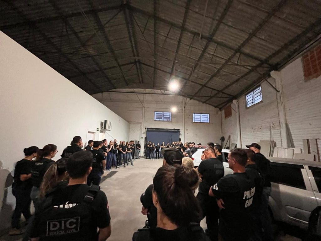 PC de SC afasta servidores e prefeito reeleito em investigação que envolve contratos irregulares com a imprensa