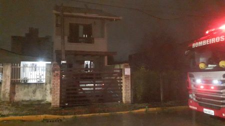 Incêndio inicia em rancho de lenha e atinge residência no litoral de SC
