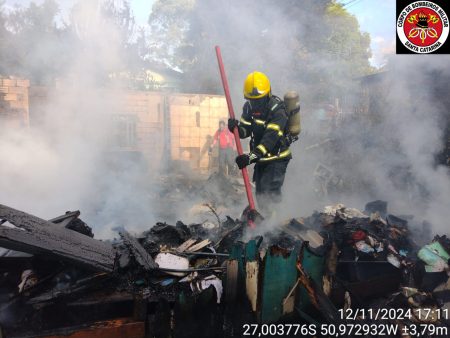 Casa é destruída por incêndio após morador esquecer de apagar fogão à lenha