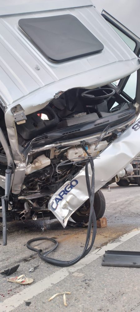 Motorista fica gravemente ferido após colisão entre caminhões