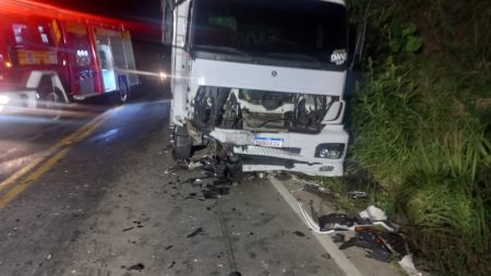 Colisão frontal entre caminhão e carro deixa homem gravemente ferido