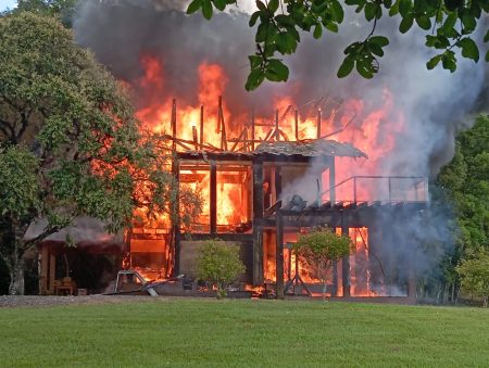 Incêndio destrói residência e Bombeiros combatem fogo com mais de 20 mil litros de água