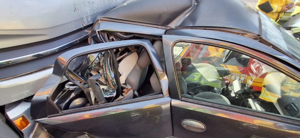 Bombeiros atendem a dois acidentes de trânsito em Itajaí no mesmo dia: mulher ficou presa às ferragens