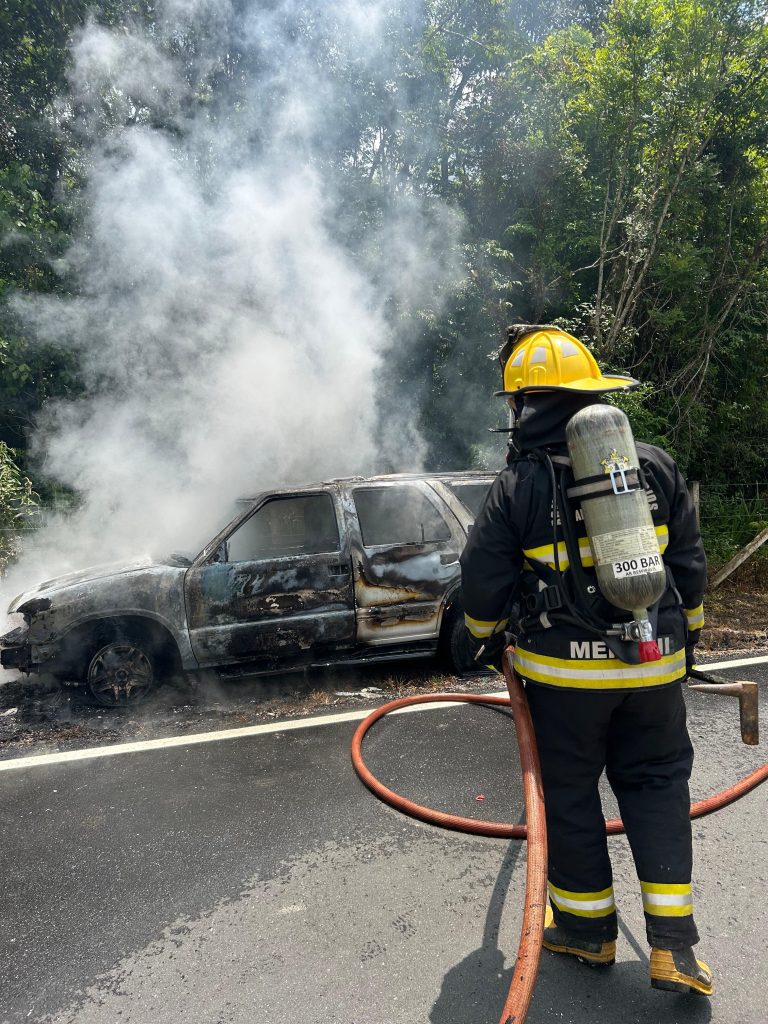 Carro é destruído por incêndio provocado por possível pane elétrica