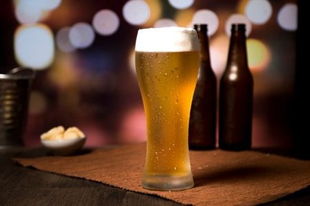 Homem é preso após ‘beber todas’ e abandonar filho menor em lanchonete do litoral