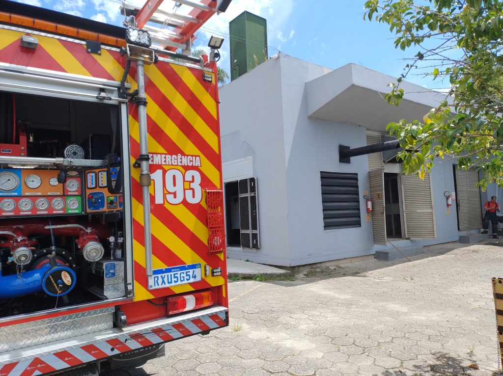 Bombeiros combatem incêndio em hospital de SC