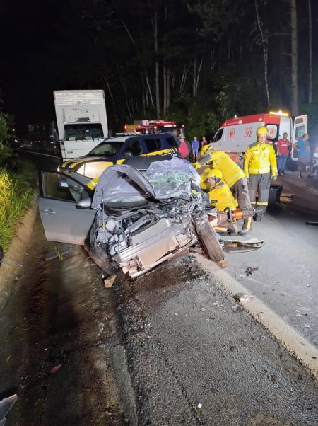 Acidente entre carro e caminhão deixa vítimas encarceradas