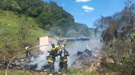 Casa é completamente destruída por incêndio