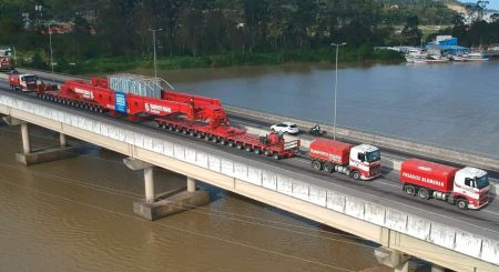 Passagem de carga superdimensionada causará lentidão nas BRs-470 e 101 nesta quinta-feira
