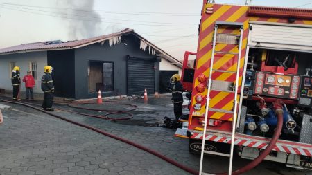 Incêndio atinge edificação mista em São João do Itaperiú e mobiliza bombeiros de Barra Velha