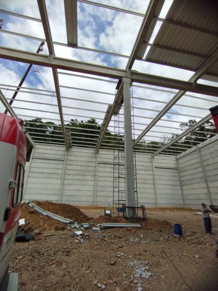 Homem fica ferido após queda de 20 metros em galpão em construção