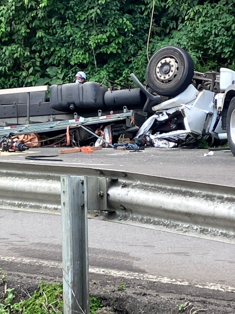 VÍDEO – Tombamento de carreta deixa uma pessoa morta