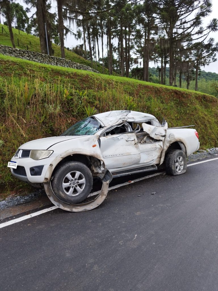 Motorista sobrevive a colisão entre pick-up e caminhão