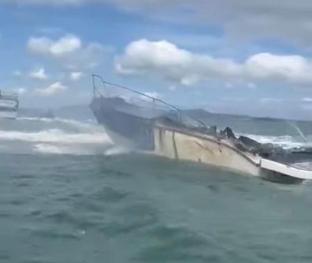 VÍDEO – Embarcação pega fogo no litoral catarinense e Bombeiros são acionados