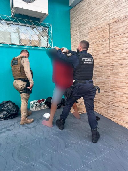 GMI e PM cumprem mandado de prisão durante fiscalização na operação Recomeço