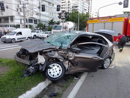 Colisão entre carro e caminhão deixa idosos presos às ferragens