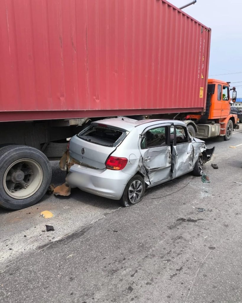 Carro fica preso entre duas carretas e vítima agride equipe de resgate em SC
