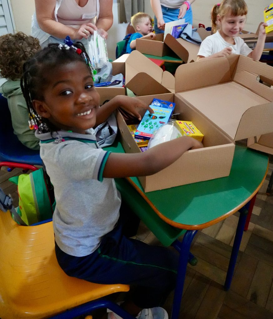 Em Balneário Piçarras alunos recebem kits escolares no primeiro dia de aula