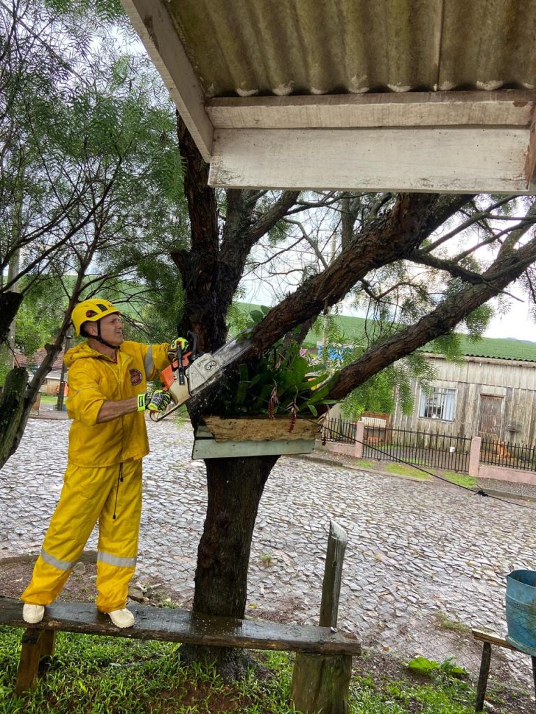 Tempestade destelha casas no interior de SC e Bombeiros realizam resgates e assistência à população