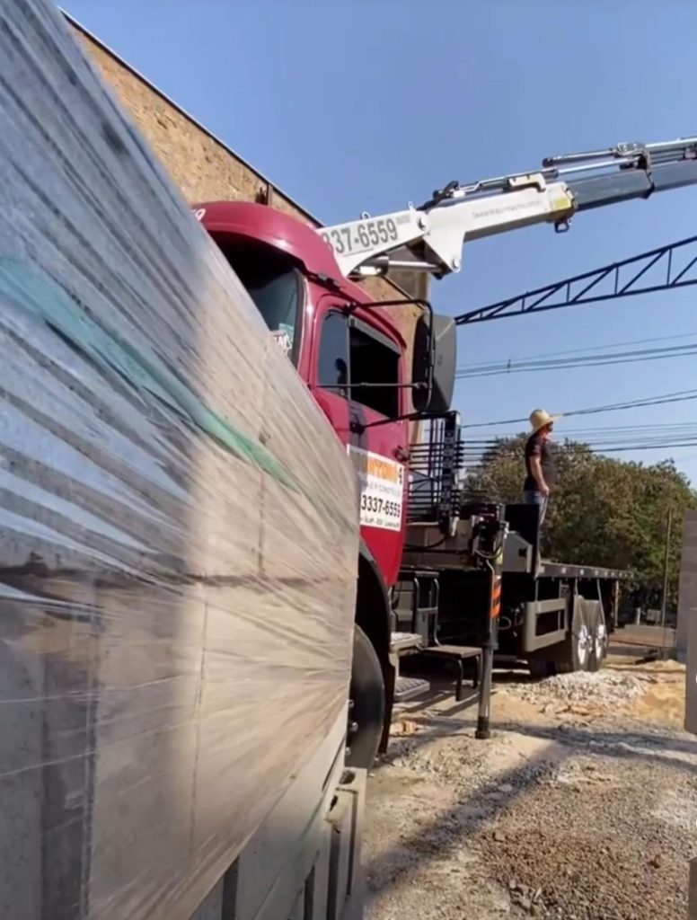 Pedreiro cai de sobrado em construção após choque elétrico