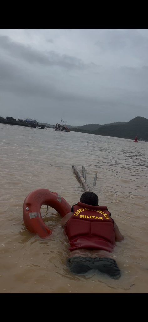 Bombeiros resgatam homem à deriva no Rio Itajaí-Açu