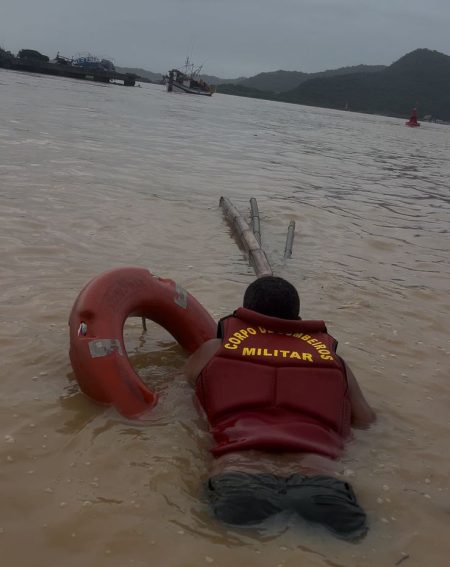 Bombeiros resgatam homem à deriva no Rio Itajaí-Açu