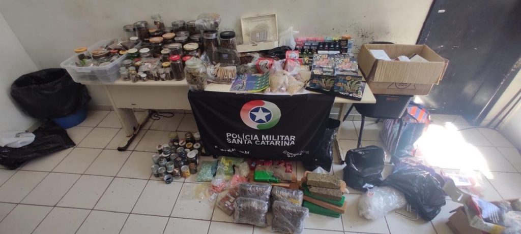 PMSC realiza grande apreensão de drogas após denúncia sobre tráfico em condomínio