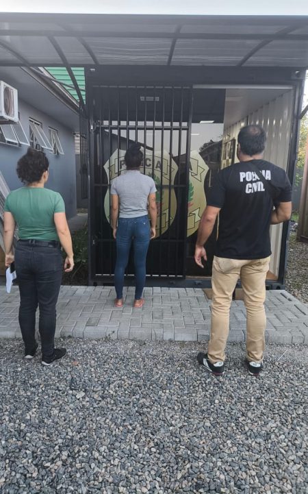 PCSC prende foragida da justiça por tráfico de drogas