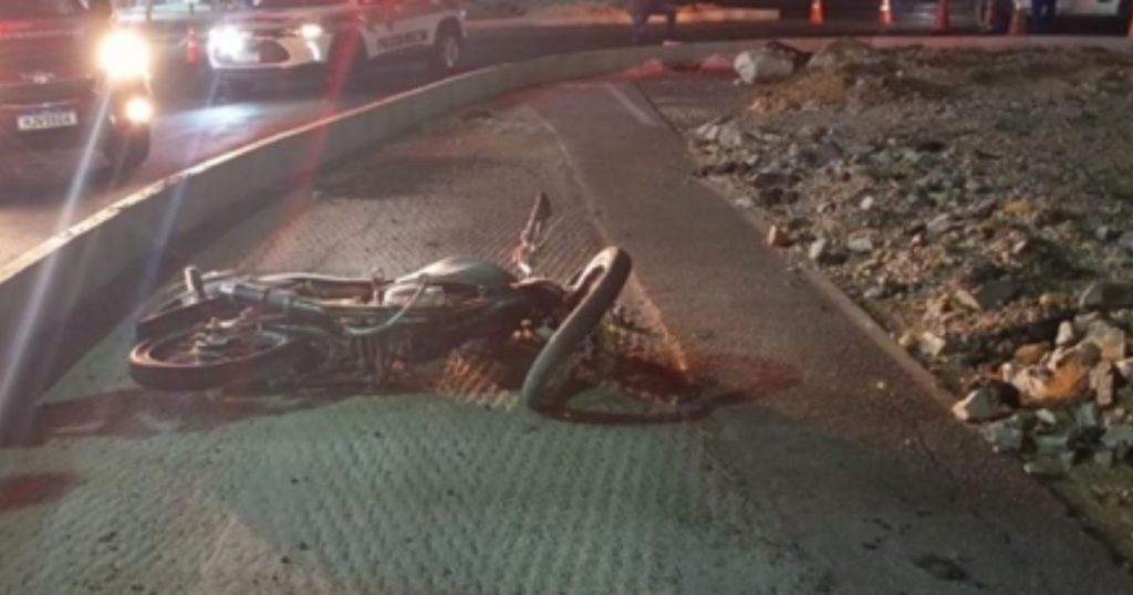 Motociclista fica gravemente ferido ao colidir contra mureta de proteção