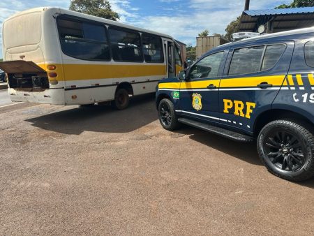 PRF flagra motorista com CNH suspensa em ônibus irregular com risco a passageiros