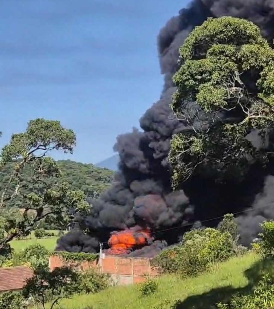 URGENTE: Bombeiros combatem incêndio de grandes proporções em galpão: veja vídeo