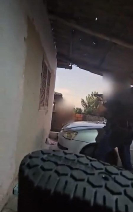 VÍDEO – Suspeito de roubar caminhonete é preso pela PCSC