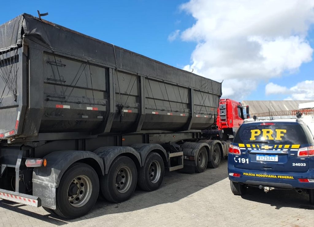 PRF flagra mais de 26 toneladas de excesso em carreta
