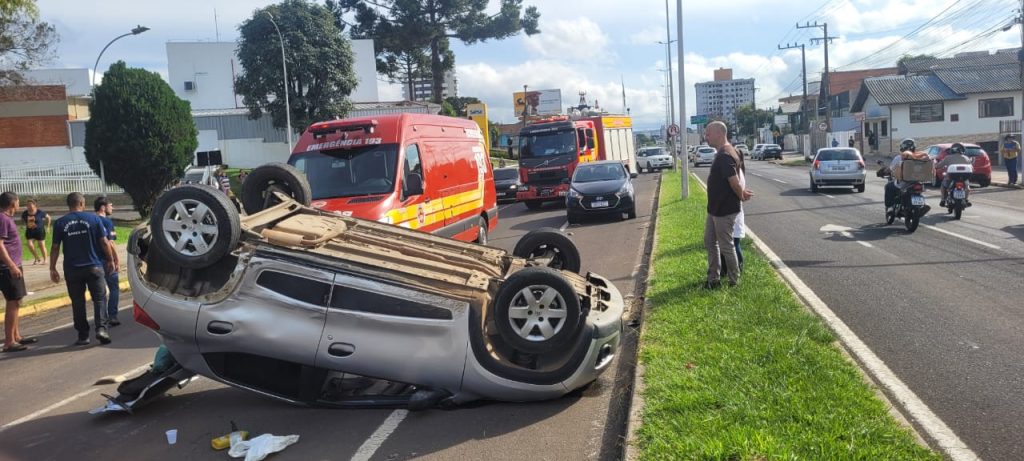 Capotamento deixa três pessoas feridas, entre elas mulher grávida